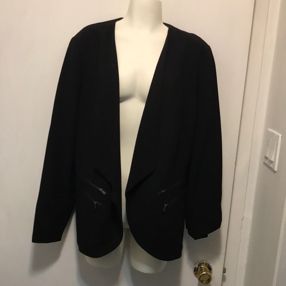 Reitmans Jackets & Blazers - Beautiful black blazer plus size with zipper as pockets in great condition